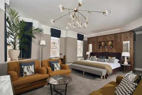 Signature Suite | Desk, iron/ironing board, free WiFi, bed sheets