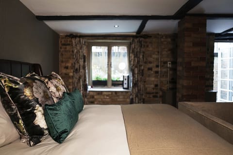 Suite | Desk, blackout drapes, iron/ironing board, free WiFi