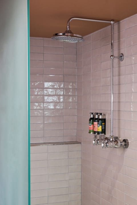 Junior Suite | Bathroom | Separate tub and shower, free toiletries, hair dryer, towels