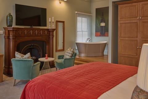 De Trafford Suite | Premium bedding, desk, iron/ironing board, free cribs/infant beds