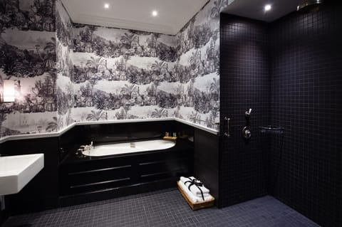 Junior Suite | Bathroom | Free toiletries, hair dryer, towels, soap