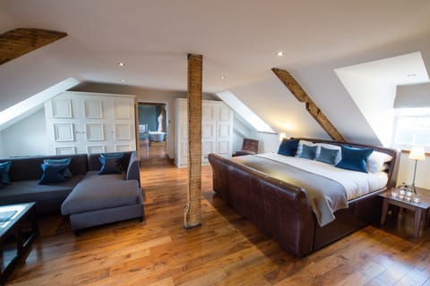 Signature Suite | Egyptian cotton sheets, premium bedding, desk, blackout drapes