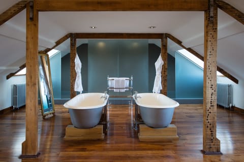 Signature Suite | Egyptian cotton sheets, premium bedding, desk, blackout drapes