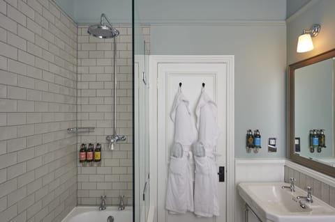 Deluxe Double Room | Bathroom | Free toiletries, hair dryer, towels, soap