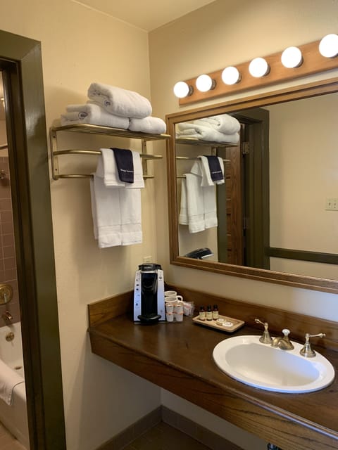 Combined shower/tub, free toiletries, hair dryer, towels