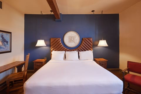 Standard Room, 1 King Bed | Premium bedding, minibar, in-room safe, individually decorated