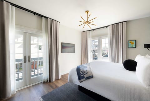 Standard Room, 1 King Bed (Standard King) | In-room safe, iron/ironing board, free WiFi, bed sheets