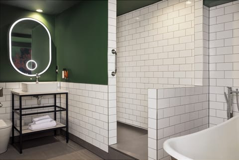 Suite | Bathroom | Free toiletries, hair dryer, towels, soap