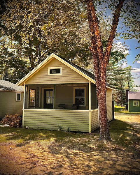 Cozy studio cottage with porch