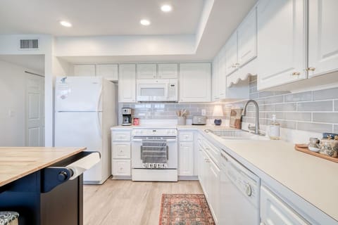 Fully Stocked Kitchen with Dishwasher
