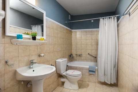 Quadruple Room | Bathroom | Combined shower/tub, free toiletries, hair dryer, towels