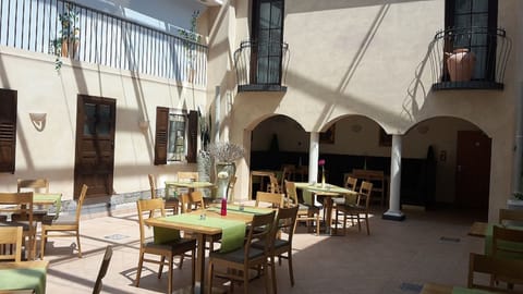 Buffet breakfast for a fee on weekdays