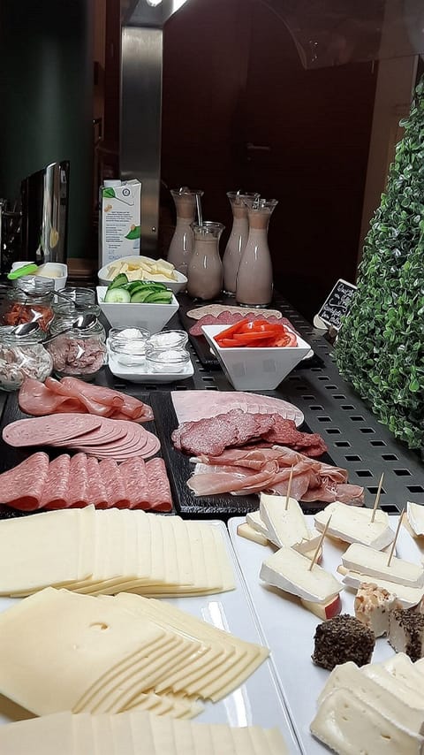 Buffet breakfast for a fee on weekdays