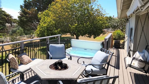 Deckside hot tub & firepit with amazing views & an ocean breeze