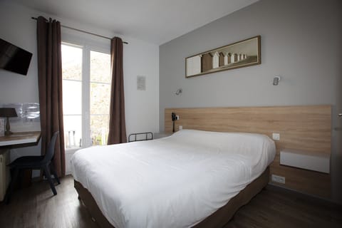 Superior Double Room | Individually decorated, desk, blackout drapes, iron/ironing board