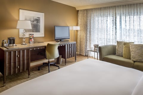 Hypo-allergenic bedding, in-room safe, desk, blackout drapes