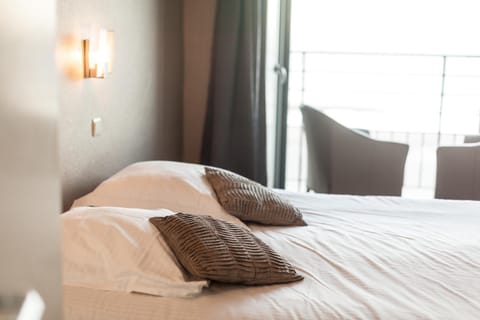 Double Room, Sea View (Small) | Hypo-allergenic bedding, minibar, in-room safe, cribs/infant beds