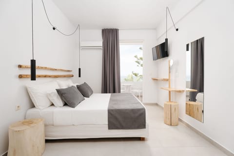 Classic Double Room, Sea View | In-room safe, desk, laptop workspace, soundproofing