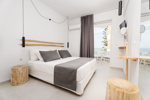 Classic Double Room, Sea View | In-room safe, desk, laptop workspace, soundproofing