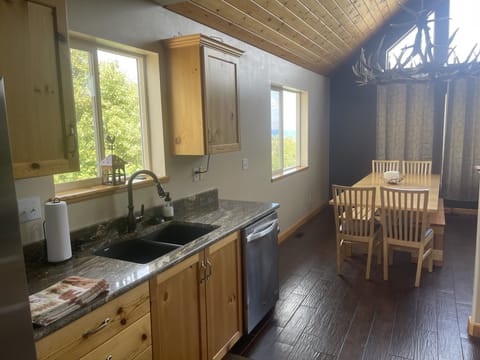 e9044644-bf72-4c7e-aec4-10d2fe6adfd5