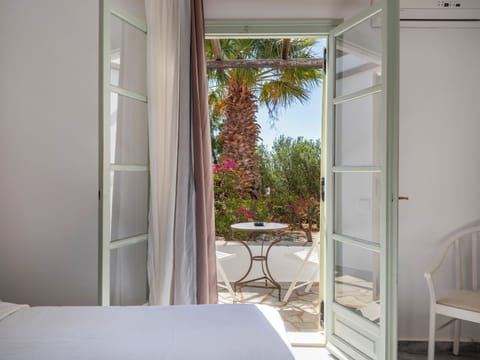 Connecting Rooms | Garden view