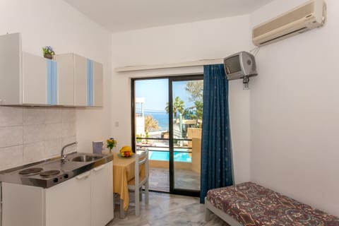 Studio | Private kitchenette | Fridge