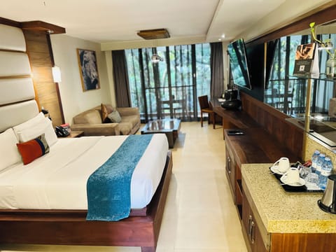 Executive Room, 1 Bedroom | Frette Italian sheets, premium bedding, in-room safe, desk