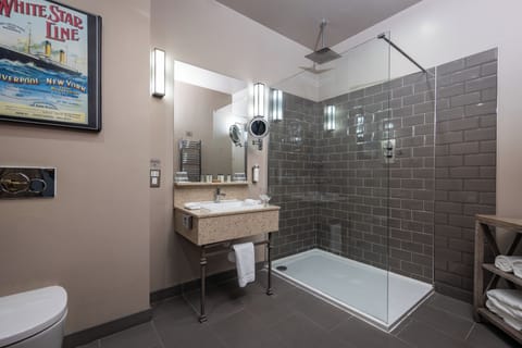 Classic Double Room | Bathroom | Shower, rainfall showerhead, designer toiletries, hair dryer