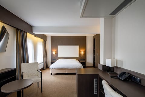 Studio Suite | In-room safe, desk, laptop workspace, iron/ironing board