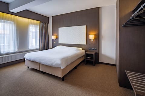 Studio Suite | In-room safe, desk, laptop workspace, iron/ironing board