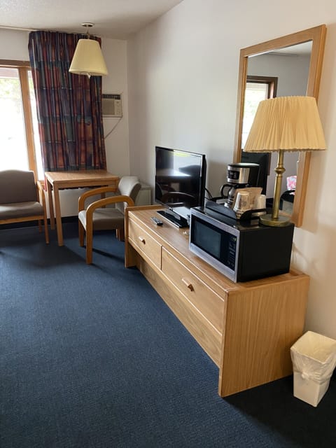 Standard Room, 1 Queen Bed | Living area | 32-inch TV with cable channels