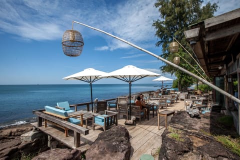 Beach views, serves lunch and dinner