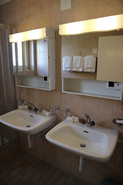 Triple Room | Bathroom sink