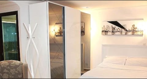 Suite | Premium bedding, minibar, desk, soundproofing