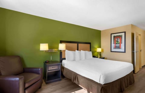 Desk, blackout drapes, iron/ironing board, free WiFi