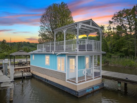 Welcome to Aqua Vista, a bright and airy floating cottage with stunning water views and two spacious outdoor decks. Enjoy sunrise coffee on the lower patio, unwind on the elevated upper deck, or take in peaceful marina scenery from every angle.