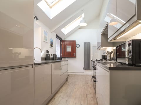 Cottage | Private kitchen | Fridge, dishwasher, electric kettle, toaster