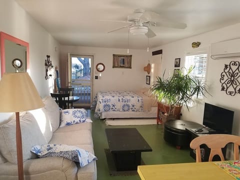 The Bungalow! Spacious and Comfy!