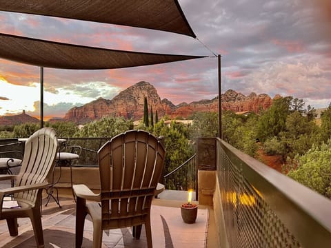 Rooftop deck with stunning views, sunrise, sunset and great star gazing.
