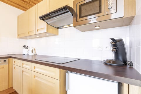 Apartment, Ensuite, Mountain View (avec terrasse) | Private kitchen | Fridge, espresso maker, electric kettle