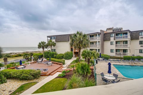 Community Amenities | Outdoor Pool | Beach Access | Deck | Single-Story Unit