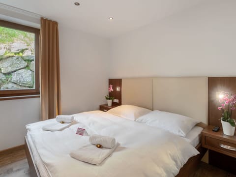 Furniture, Property, Flowerpot, Building, Comfort, Wood, Lighting, Textile, Houseplant