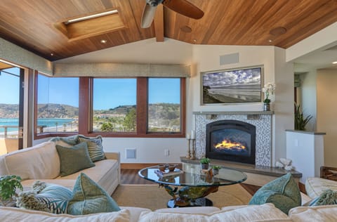 Scenic pleine air views by the fireside. Paint a picture of your dream vacation.