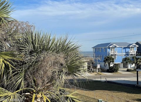 Island Knights Less Than a Block From The Ocean Apartment in Kure Beach
