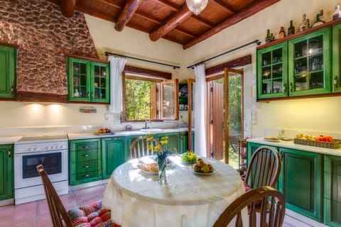 Lux Villa Ifigenia ,in Theriso Village 14 km | In-room dining