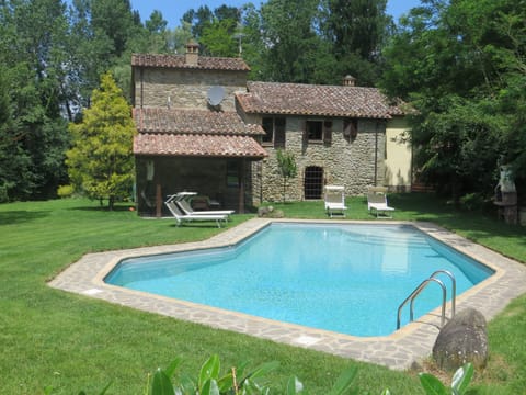 Großer Garten mit Pool