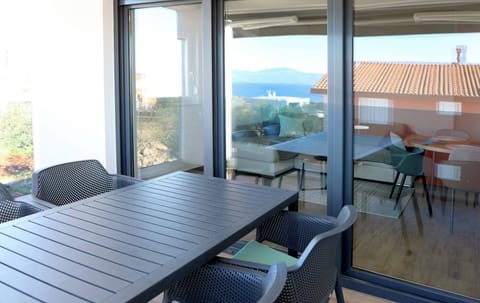 Apartment, 1 Bedroom, Balcony, Garden View | Dining