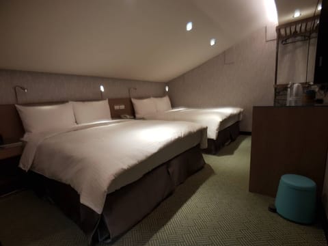 Family Room | Soundproofing, free WiFi, bed sheets