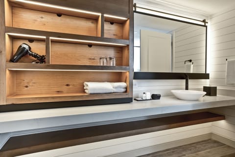 Junior Suite, 1 King Bed, Balcony | Bathroom sink