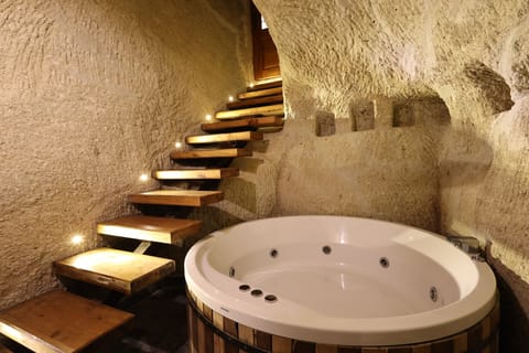 Deluxe Double Room, 1 Queen Bed | Bathroom | Hair dryer, slippers, towels, soap